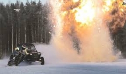 Video: Thót tim với màn đua xe trên mặt hồ đóng băng